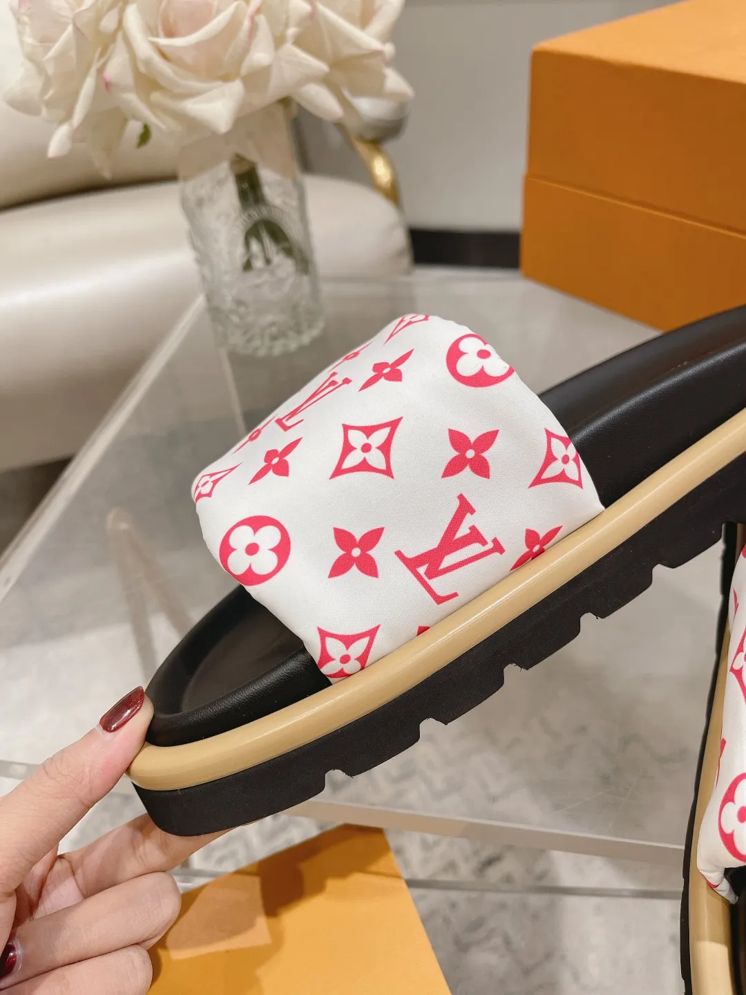 👟👟Ex-factory price 360👟👟 Lvjia brand | ²⁰²5 𝐬𝐬 💛2025 spring and summer latest popular Velcro series...Couple style thick-soled slippers, new rare products at the purchasing level💫 🍒This style is the favorite of celebrities🌟big internet celebrities. A simple and elegant sandal. A good style that you can't take your eyes off at a glance! The thick sole has the effect of increasing the height of the feet. It has the function of elongating the legs immediately. It is exquisite and low-key luxury✔️ No matter it is paired with skirts or trousers, it is super aura🛍 ━━━━━ ЅᏇєєt ━━━━━ ▪️Upper: LV old floral fabric ▪️Outsole: original molded outsole ▪️Shoe size: 35-45
